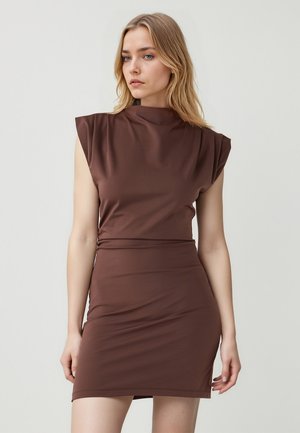 Bruine getailleerde jurk met hoge hals, korte pofmouwen en een gerimpelde taille. Glad, rekbaar materiaal met een slanke silhouet.