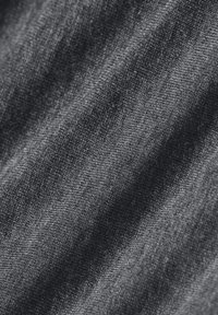 Donkergrijs materiaal met fijne brei-textuur en subtiele kreuken, met gedetailleerde vezelpatronen en een zachte, flexibele uitstraling.
