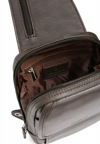 Borsa in pelle marrone con scomparto principale con zip, foderato in tessuto e tasca interna. Presenta una superficie liscia e hardware robusto.