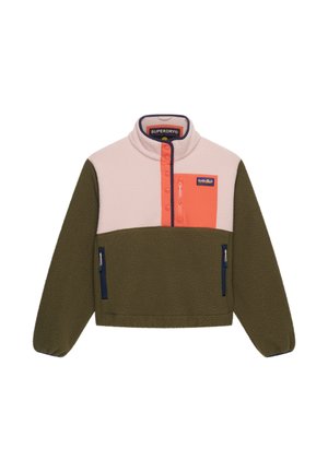 Fleece-pullover met olijfgroene onderkant en mouwen, lichtbeige bovenborst, oranje borstzak met ritssluiting en voorplacket met drukknopen.