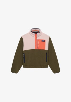 Fleece-pullover met olijfgroene onderkant en mouwen, lichtbeige bovenborst, oranje borstzak met ritssluiting en voorplacket met drukknopen.