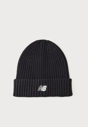 Bonnet en maille côtelée noire avec revers plié, décoré d'un petit logo New Balance blanc brodé sur un fond uni.