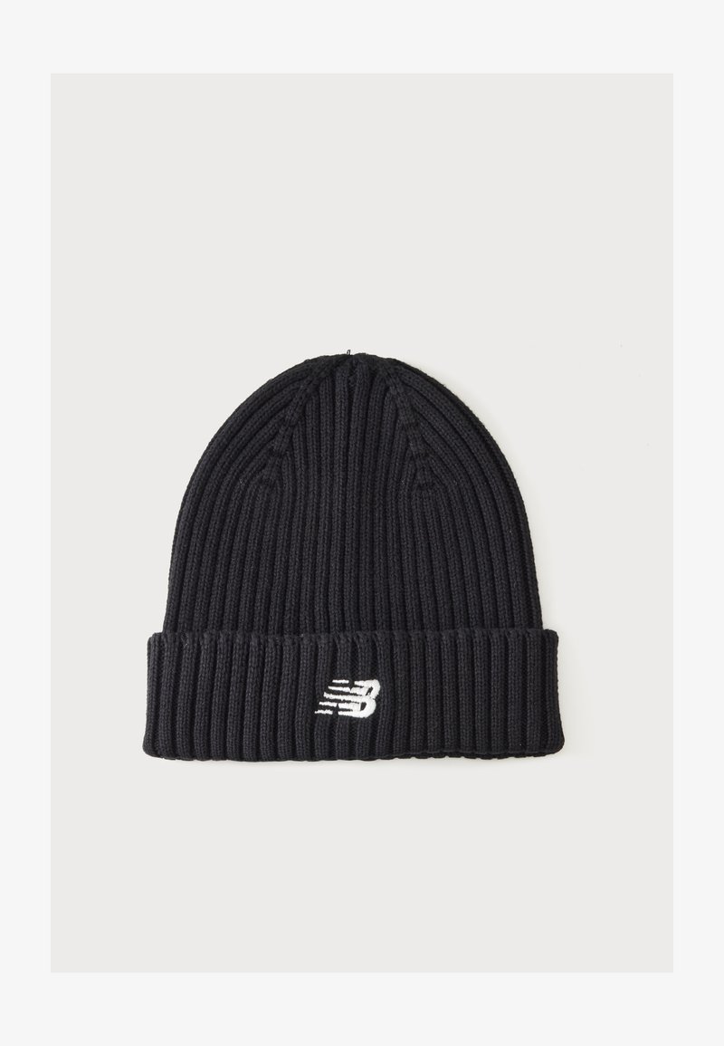 Bonnet en maille côtelée noire avec revers plié, décoré d'un petit logo New Balance blanc brodé sur un fond uni.