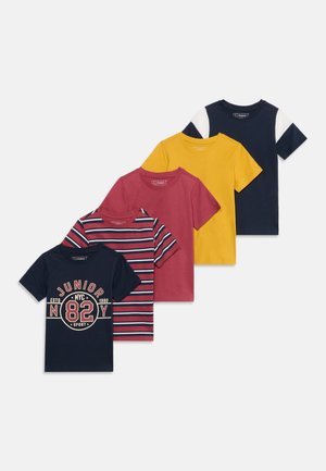 Cinq T-shirts pour enfants à manches courtes en bleu marine avec graphisme, rayures rouges et bleu marine, rouge uni, jaune uni, et bleu marine avec accents blancs aux épaules.
