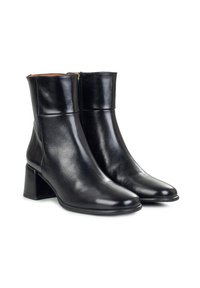 Stivaletti neri in pelle con texture liscia, punta quadrata e tacco a blocco. Presentano una cerniera laterale per facilità di indossamento.