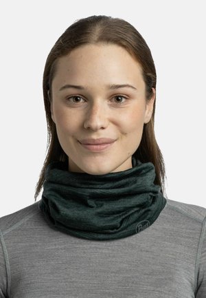 Gaiter de cuello multifuncional verde, hecho de una tela suave y elástica, con una superficie texturizada y un logo sutil en la base.