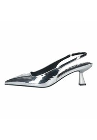 Zilveren patenten leren slingback schoen met een puntige neus en een uniek, hoekig hakontwerp. Voorzien van een smalle band en een zwarte binnenkant.