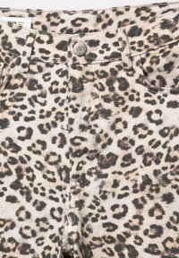 Pantaloni in denim con stampa leopardata, caratterizzati da macchie nere e marroni su uno sfondo beige chiaro, con chiusura anteriore a bottone e design classico delle tasche.