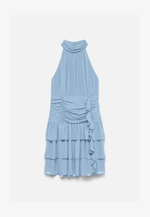 Világoskék ujjatlan ruha magas nyakkivágással, ráncolt derékkal, oldalon hullámzó fodorral és réteges A-vonalú szoknyával.