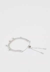 Bracelet en argent présentant un design multi-rang orné de strass et de trois perles décoratives, sécurisé par une chaîne ajustable.