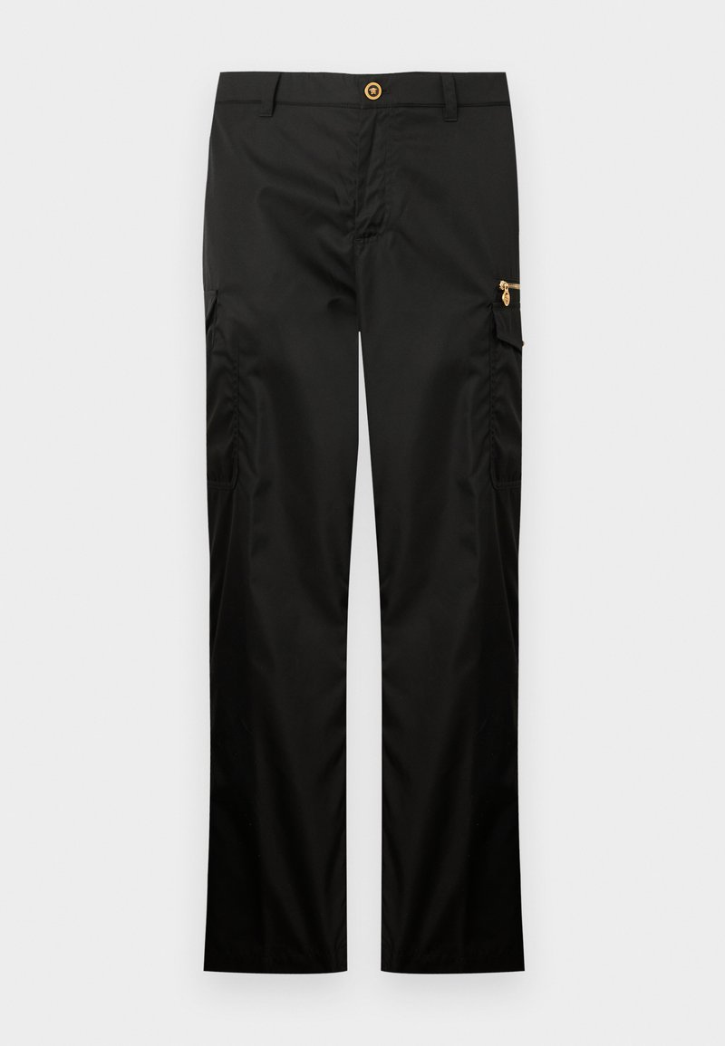 Pantalon cargo noir à jambes droites avec passants de ceinture, bouton frontal, poche latérale à rabat et poche zippée avec tirette de fermeture éclair dorée.