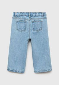 Pantaloni scurți din denim de un albastru deschis, cu o croială relaxată, având un brâu elastic și două buzunare la spate. Design drept cu o textură subtilă.