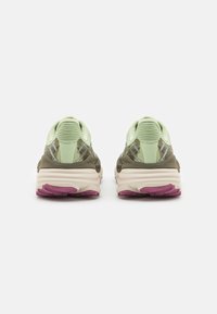 HOKA STINSON 7 - Běžecké boty do terénu - seed green/beet root