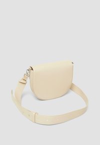 Abgerundete, hellbeige Tasche aus synthetischem Leder. Verfügt über einen verstellbaren Riemen und Metallbeschläge, mit einer glatten Textur und minimalistischem Design.