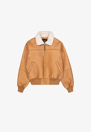 Chaqueta bomber de piel de tan con un suave cuello de borreguillo blanco. Presenta bolsillos frontales, cierre de cremallera y puños y dobladillo acanalados.