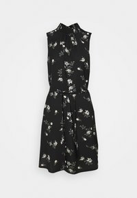 Robe noire sans manches à motifs floraux, col montant et ceinture à la taille, avec de petits motifs floraux blancs et gris.