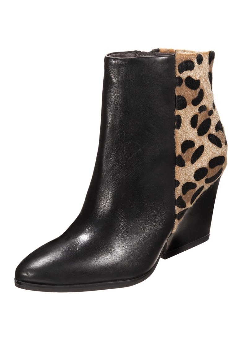 Bottines en cuir noir avec un bout pointu et des accents en texture imprimé léopard à l'arrière, présentant un talon compensé pour plus de hauteur.