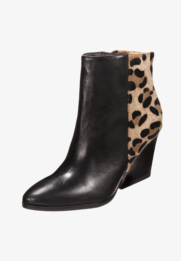 Stivale alla caviglia in pelle nera con punta affusolata e accenti in texture leopardata sul retro, caratterizzato da un tacco a zeppa per un'altezza extra.