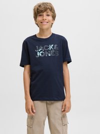 Temno modra bombažna majica s potiskanim logotipom "JACKS&JONES" v različnih odtenkih. Kombinirana s svetlo bež cargo kratkimi hlačami z žepi.