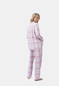 Set di pigiami a quadri rosa e bianchi, composto da una camicia con colletto e bottoni e pantaloni abbinati con un fit rilassato. Realizzato in un morbido tessuto leggero.