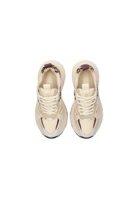 Sneakers met een crèmekleurig mesh bovenwerk en maroon accenten. Getextureerde details op de neus, gewatteerde kraag en een gemusterde hak.