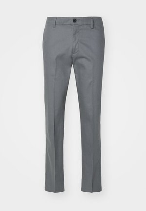 Graue Hosen aus glattem Stoff, mit geradem Bein Design, einem einzelnen Vorderknopf und subtilen Seitentaschen für Funktionalität.