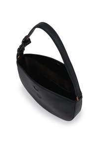 Μαύρη δερμάτινη τσάντα ώμου με μία μόνο λουράκι, ανοιχτή κορυφή που αποκαλύπτει ένα σκούρο εσωτερικό και μαγνητικά κλείσιμο μπροστά.
