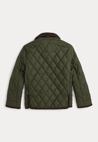 Tummanvihreä tikattu takki timanttikuviolla, ruskea vahakangakaulus ja ruskeat somisteet hihoissa ja helmassa. Sivutaskut.