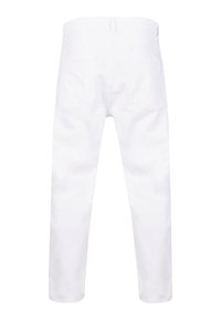 Pantalones de mezclilla blanca con un diseño de pierna recta, que cuentan con una cinturilla, presillas para cinturón y dos bolsillos traseros. Textura suave, sin patrones ni estampados.