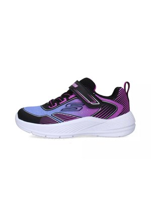 Scarpe da ginnastica viola e nere con tomaia in rete, suola bianca e cinturino in velcro; presentano strisce diagonali e un colletto imbottito.
