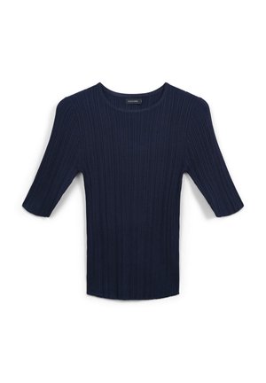 Top in maglina a coste di colore blu navy, con maniche a lunghezza gomito e scollatura tonda, posato su uno sfondo bianco.