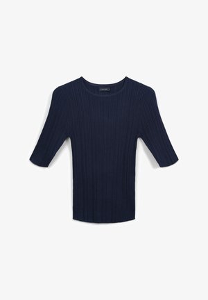 Top in maglina a coste di colore blu navy, con maniche a lunghezza gomito e scollatura tonda, posato su uno sfondo bianco.