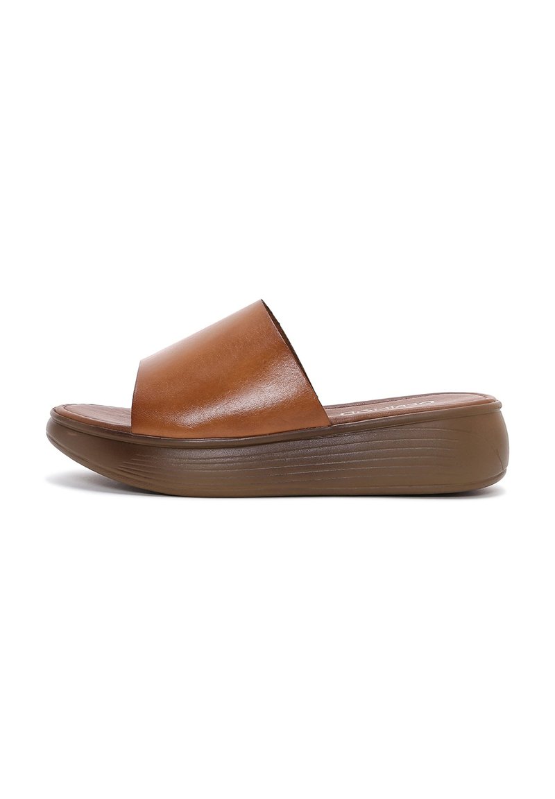 Sandal in pelle marrone con una ampia fascia superiore, una suola piatta leggermente elevata e dettagli testurizzati sulla superficie della suola.
