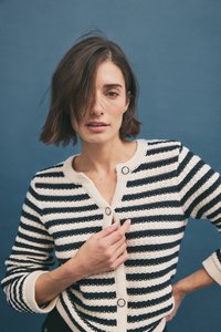 Randig kofta i marinblå och krämfärg, med rund halsringning, knäppning med knappar, strukturerad stickning och ribbade ärmslut.