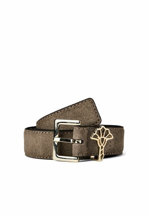 Ceinture en daim marron avec une boucle rectangulaire argentée et un petit emblème décoratif doré en forme d'arbre stylisé près de la boucle de fixation.