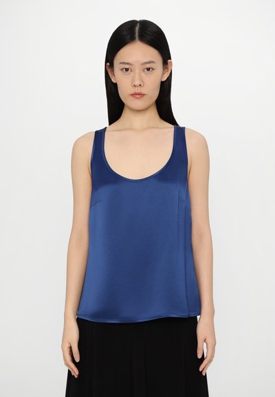 Marineblaues Satin-Top mit breiten Trägern und herzförmigem Ausschnitt, das eine glatte Textur und einen lässigen Sitz bietet. Keine sichtbaren Muster oder Akzente.