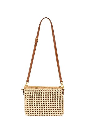 Bolso bandolera rectangular tejido en beige con correa ajustable de cuero marrón y herrajes en tono dorado.