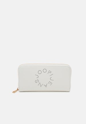 Portefeuille en cuir blanc avec un logo circulaire perforé, fermeture éclair et surpiqûres contrastées sur les bords. Extérieur texturé.