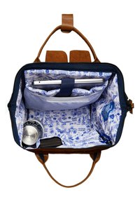 Borsa in tessuto blu navy con dettagli in pelle marrone; l'interno presenta una stampa avventurosa blu e bianca. Contiene un compartimento per laptop e tasche.