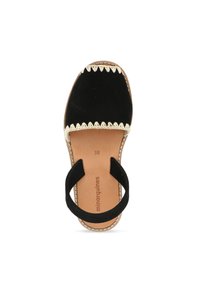 Sandale en suède noir avec un bout rond, un bord tissé crème et une seule sangle à la cheville sur une semelle intérieure rembourrée beige. Taille 38 marquée à l'intérieur.
