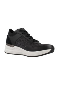 Zapatilla deportiva negra que presenta un upper de tela negra texturizada, acentos de cuero sintético y una suela blanca acolchada con una banda de rodadura de goma.