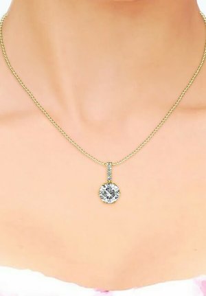 Collana in oro con pendente rotondo, dotato di una grande pietra centrale e piccole pietre disposte in una linea verticale sopra il pendente.