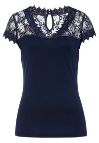 Námořnická modrá halenka s krajkovými krátkými rukávy a výstřihem ve tvaru klíče na zádech. Měkká, elastická tkanina s květinovým krajkovým detailem na v�ýstřihu.