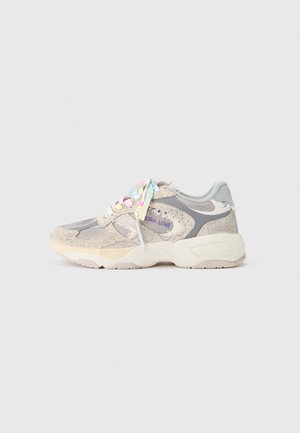 Klobiger Sneaker in Beige und Grau mit strukturiertem Stoff, pastellfarbenen Regenbogen-Schnürsenkeln und lila "LOVE"-Text an der Seite vor einem hellgrauen Hintergrund.