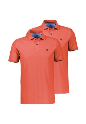 Zwei leuchtend orangefarbene kurzärmlige Poloshirts mit Kragen und Knopfleisten, jeweils mit kleinen dunkelblauen, auf der Brust gestickten Logos.