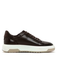 Zapatilla de piel marrón con suela de goma blanca, puntera redonda, diseño con cordones y detalles texturizados en el panel superior.