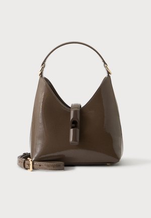 Sac à main compact marron brillant avec une poignée unique sur le dessus, un fermoir avant et une bandoulière réglable sur fond blanc.