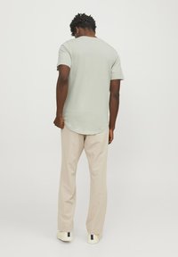 Jack & Jones JJENOA TEE CREW NECK - Basic póló - desert sage