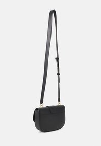 Borsa a tracolla in pelle nera, forma arrotondata, tracolla regolabile, dettagli in metallo dorato, design minimalista con chiusura a pattina.
