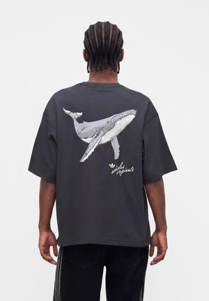 adidas Originals, WHALE GRAPHIC TEE UNISEX - Trükipildiga T-särk - carbon